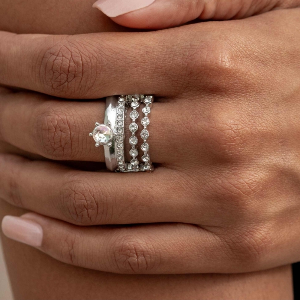 Her Royal Highness White 💍 Ring  Rhinestones